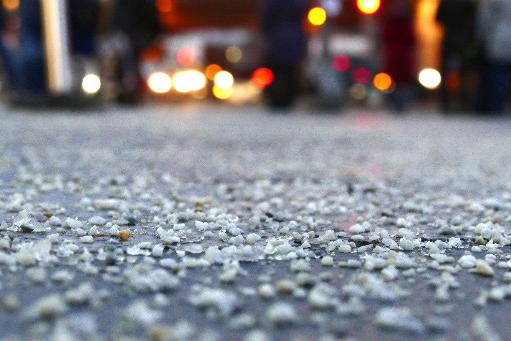 Соль и пескосоль: почему дешёвый противогололёдный материал редко оказывается выгодным